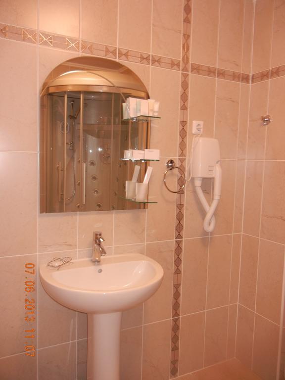 Mereke Hotel Ustʼ-Kamenogorsk Quarto foto