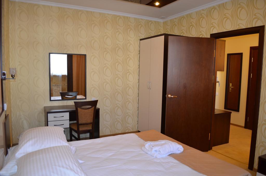 Mereke Hotel Ustʼ-Kamenogorsk Quarto foto